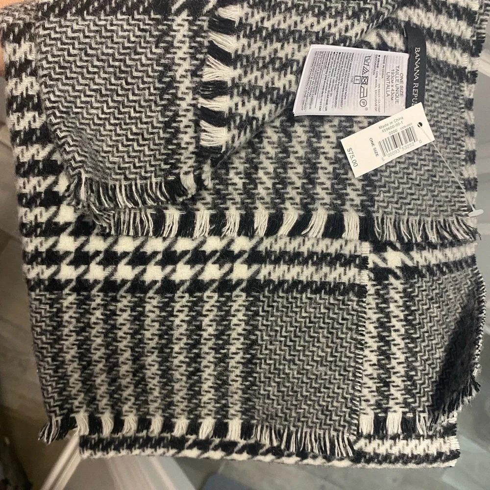 Banana Republic Black and White Houndstooth Scarf - Picture 3 of 3